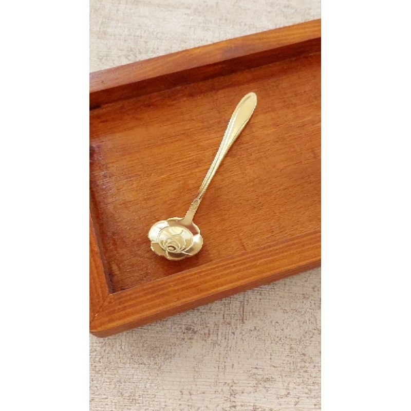 Sendok teh emas motif bunga