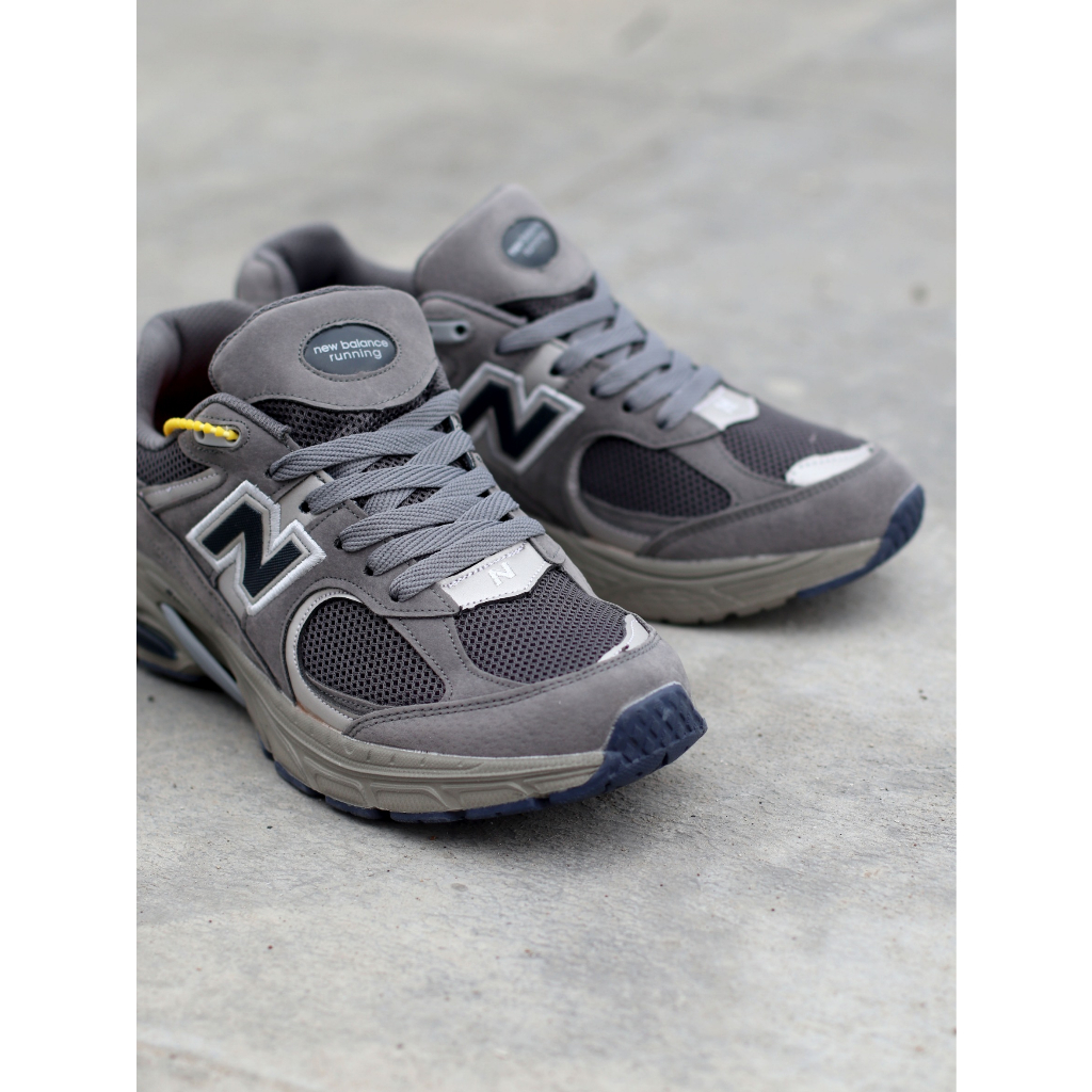 SEPATU OLAHRAGA PRIA NB2002R GREY