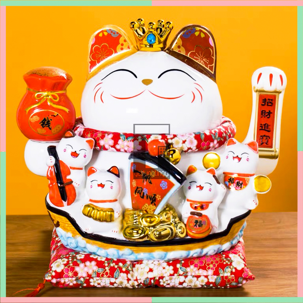 Pajangan Patung Boneka Dekorasi Kalung Kucing Panggil Hoki Maneki Neko Maneko Neki Keberuntungan Rejeki Rezeki Lucky Cat Keramik Cina China Jepang Baterai Batrai Batrei Listrik Cahaya Solar Tangan Goyang Emas Gold Toko Kantor Ukuran Size Jumbo Besar Kecil