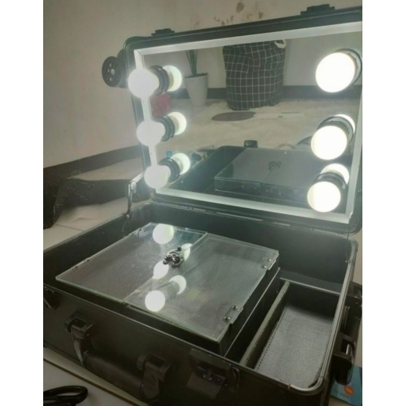Koper Makeup 6 lampu,preloved like NEW