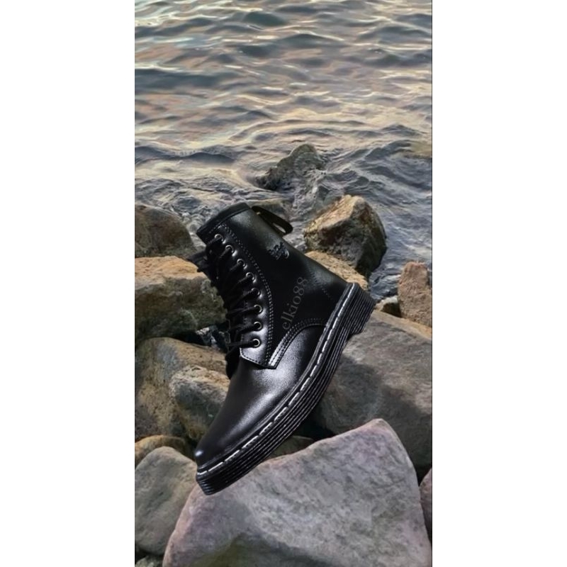 Premium Sepatu Boots Pria Dan Wanita Sepatu Tinggi Sole Hitam 8 Hole. Sepatu Pria Klasik Dokmar