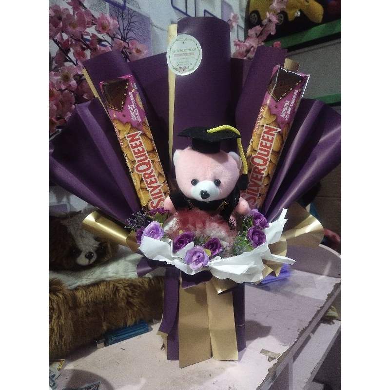 

buket wisuda,boneka wisuda,coklat silverqueen 58gr 2pcs