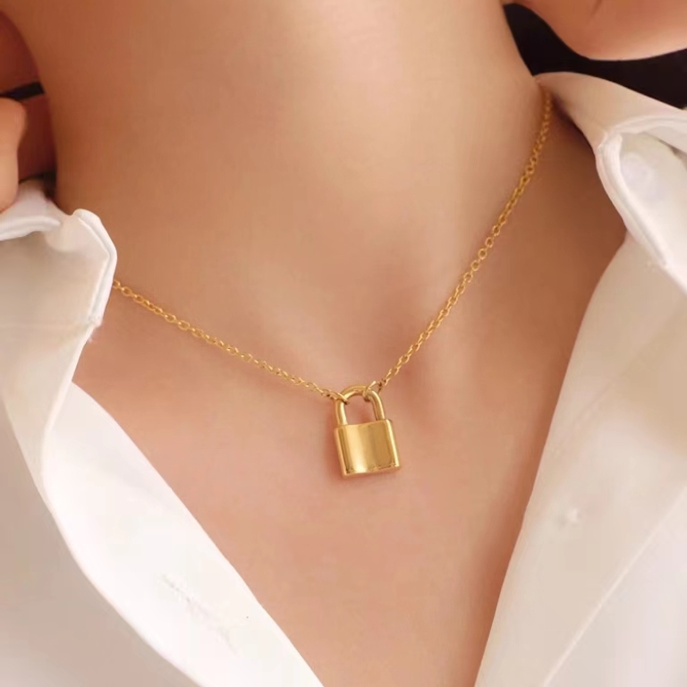 Kalung Rantai Liontin Gembok Boho Bahan Stainless Steel Untuk Wanita