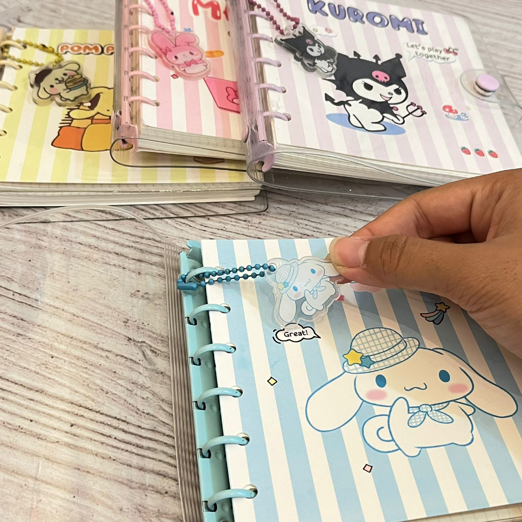 

Buku Binder Motif Karakter SANRIO persegi ukuran A6/ Notebook motif Sanrio Premium Quality Favorit Anak lengkap 4 Variant harga Termurah bisa COD