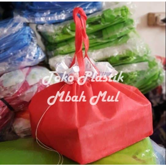 

Tas kain serut spunbond R8 ukuran 18cm x 18cm / tas hajatan 12 pcs / 1 lusin
