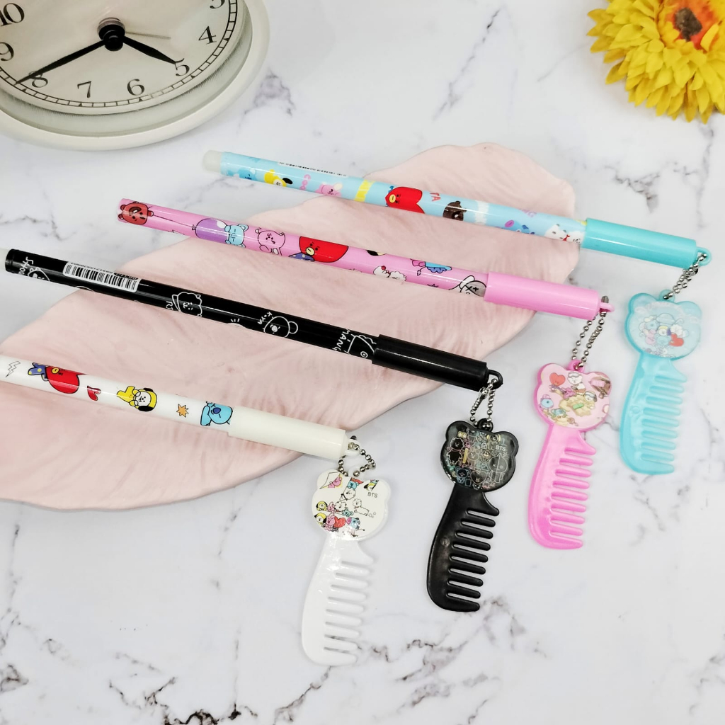 

Pen Gantungan Sisir motif BTS21 Family / Pen Gantungan Sisir motif BT Harga Termurah Bolpen Sisir BTS Ready 4 Warna Tinta Hitam Alat Tulis Sekolah Kekinian bisa Grosir dan COD