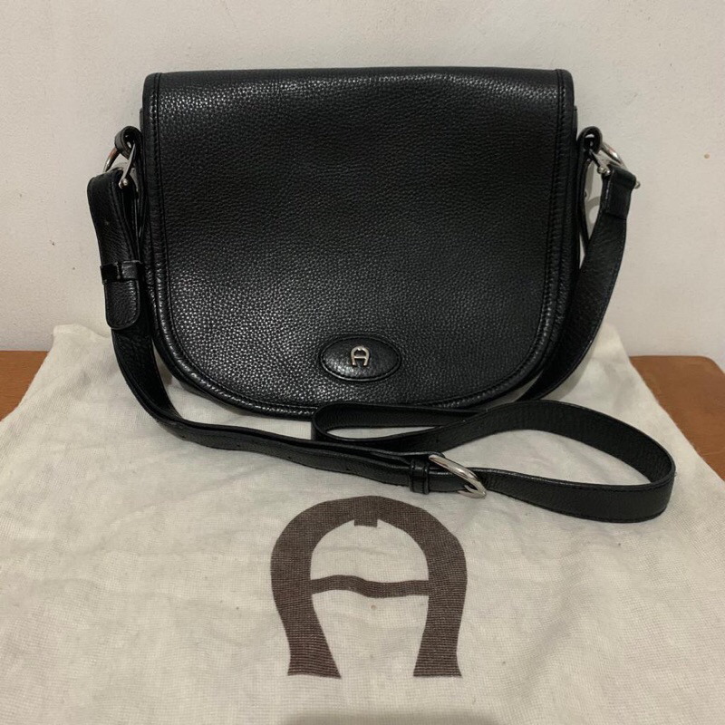 Tas selempang aigner black leather sling bag hitam kulit preloved second