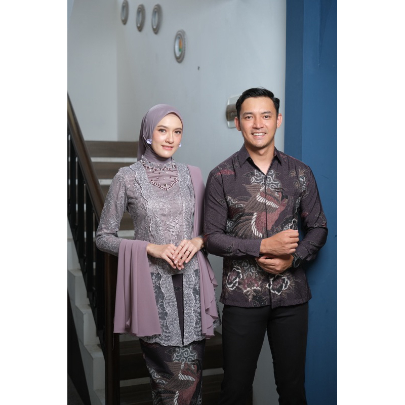 (Akita - Kinara Mouve) set couple kebaya wanita &amp; kemeja batik pria kebaya wisuda kebaya kondangan kebaya lamaran bahan lace premium