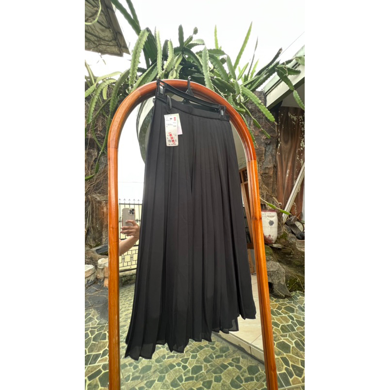 rok plisket original uniqlo warna hitam