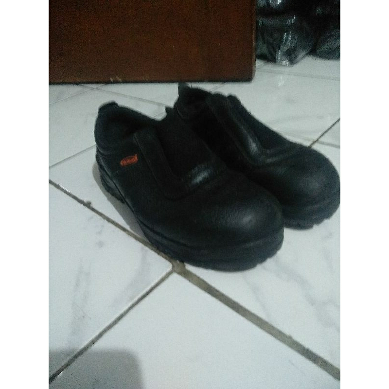 Sepatu safety Dr.osa slip-on ujung besi