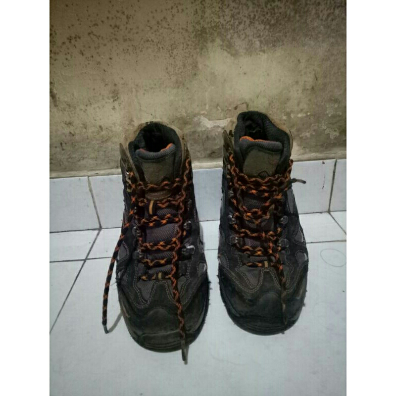 sepatu outdoor  buffalo second size 40
