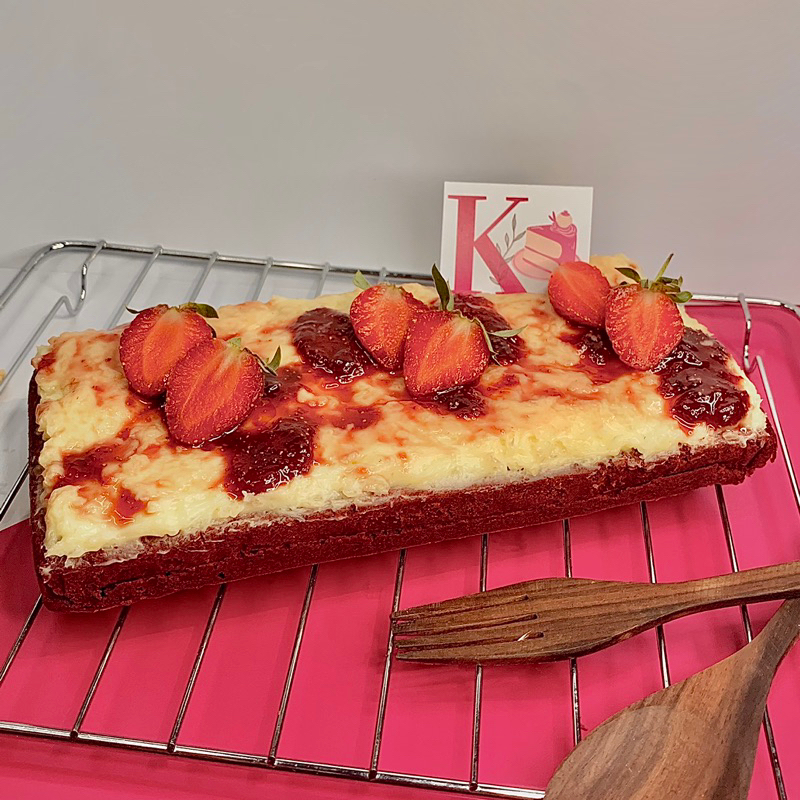 

Kranciebake - Red Velvet Brownies with CreamCheese and Strawberry Jam Ukuran 22 x 10 CM