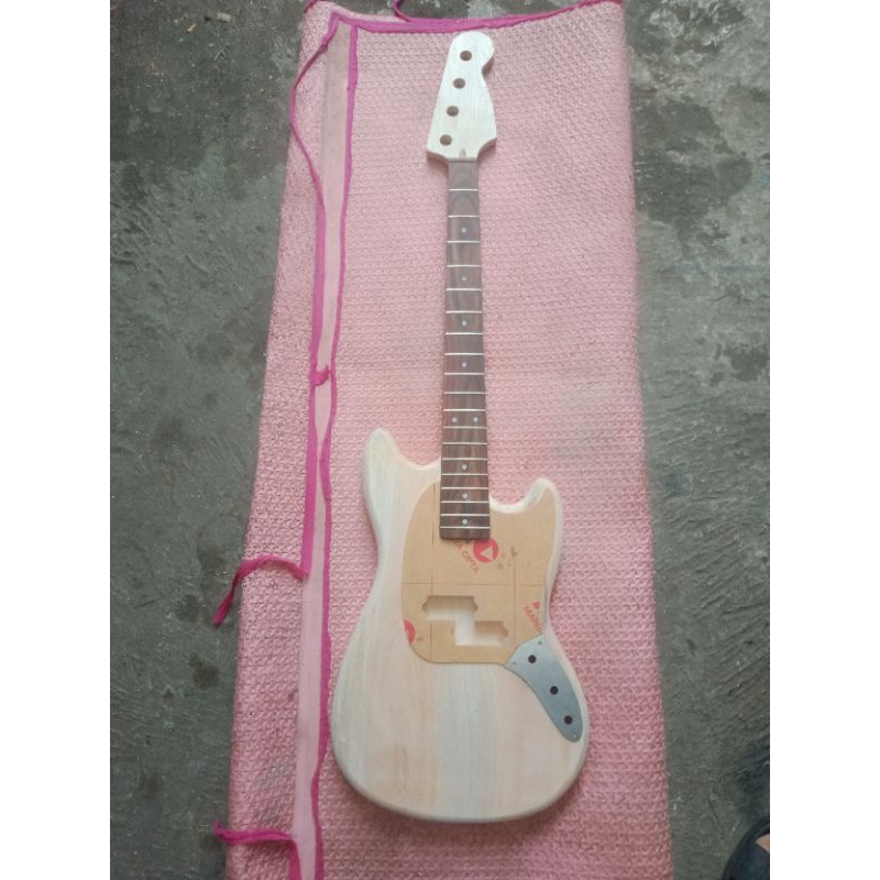 bass Mustang custom fender squier