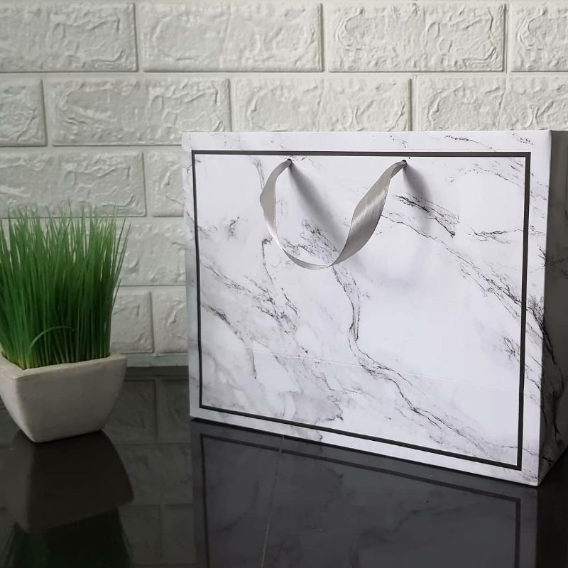 

Paper bag marmer, motif marmer, tebal , ukuran 32.5x25x14cm, tas kado, tas kado premium, tas branding, tas mewah, tas bingkisan, wadah kado, paperbag motif marmer untuk hadiah