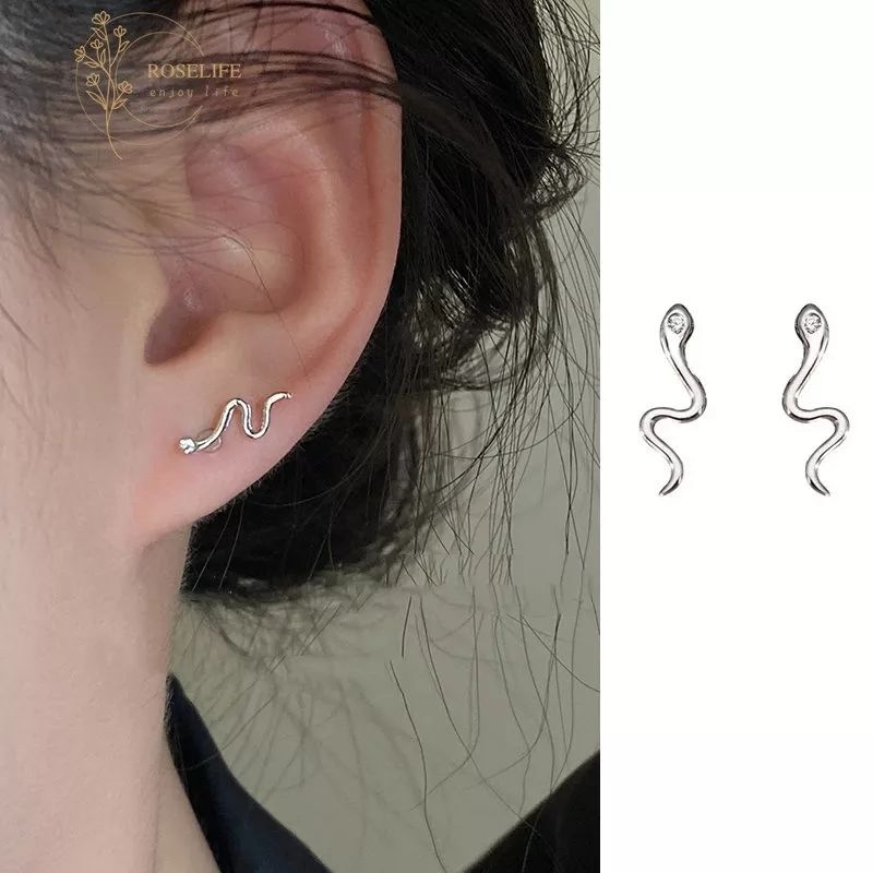 satu pasang anting bentuk ular / anting tusuk unisex model ular warna silver