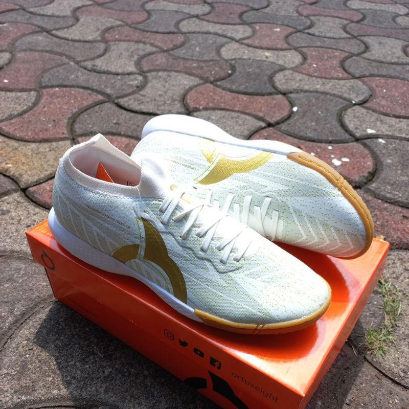Sepatu Futsal Ortuseight Catalyst Liberte Infinity IN - White/Grey/Gold