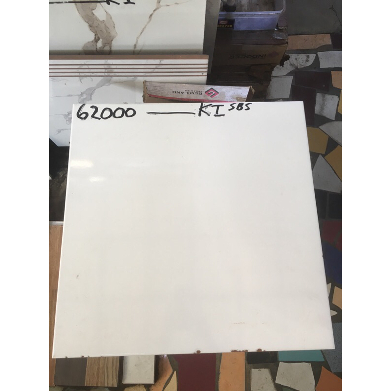 keramik lantai dinding 50x50 putih all white glossy kilap ikad kw1