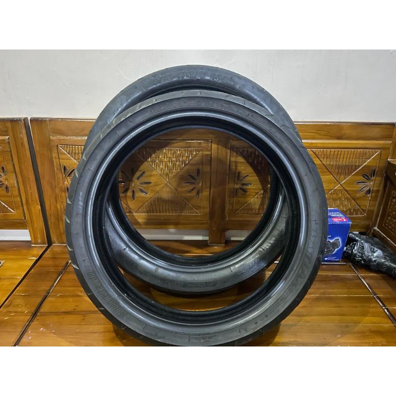 BAN_Bridgestone_ukuran140/70/17_dan_110/70/17