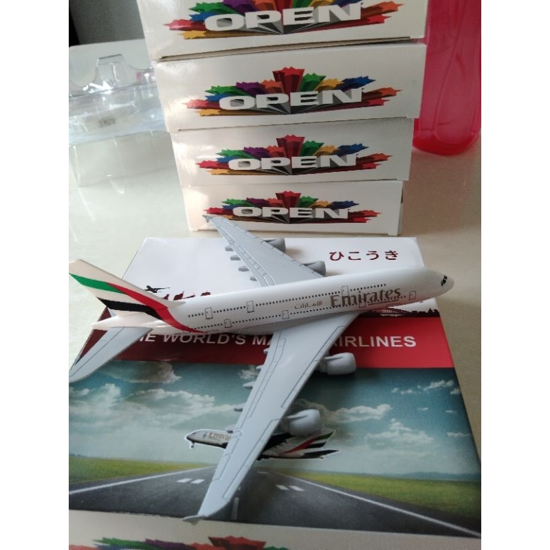 Miniatur Diecase Pesawat Emirates 20 cm Ada roda b777
