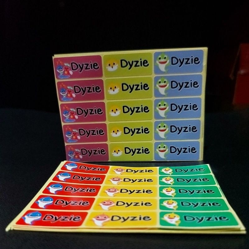 

Stiker nama untuk perlengkapan ATK sekolah Label Nama Baby Shark Stiker nama untuk pensil warna, pensil, buku sekolah. Stiker Nama bisa langsung jadi Express Instan 1 hari kirim