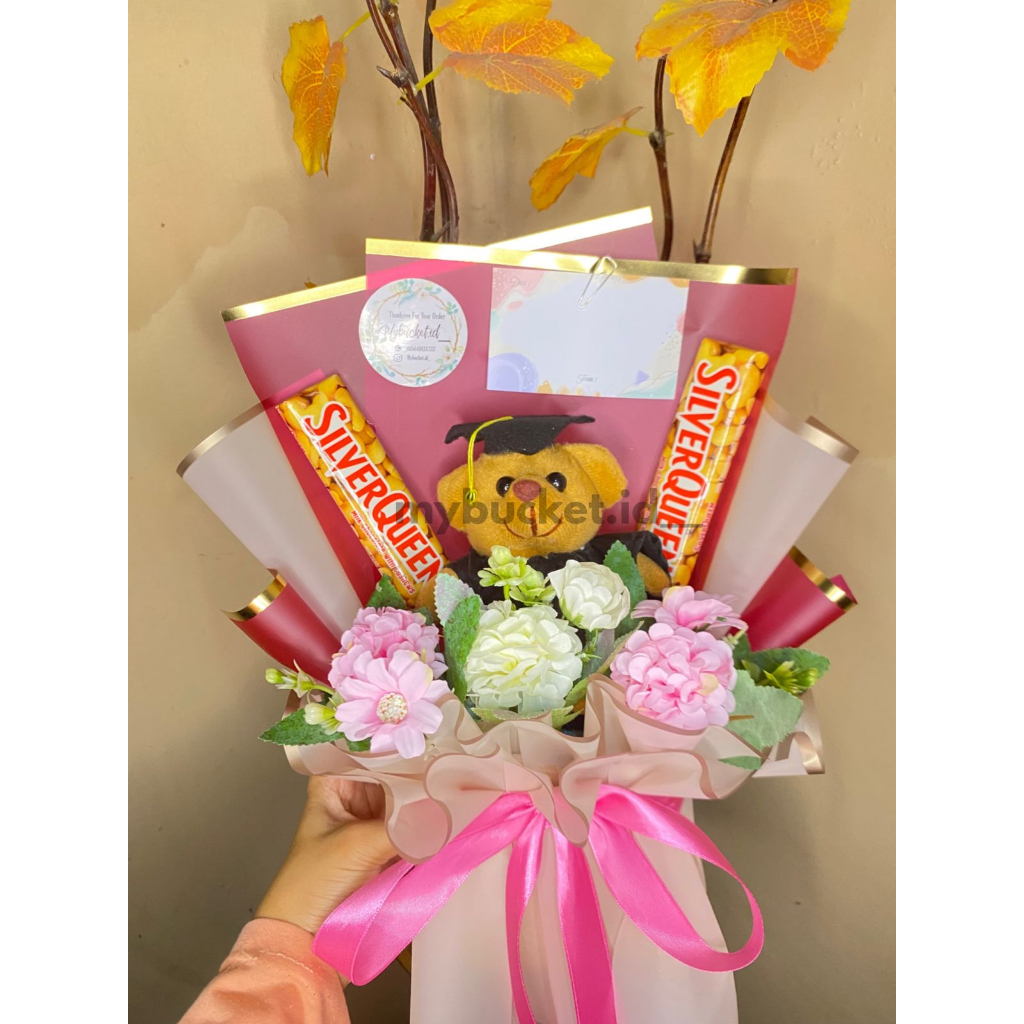 

BUCKET BONEKA WISUDAMINI BUKET BONEKA GRADUATION MURAH 1 HARI JADI FREE KARTU UCAPAN