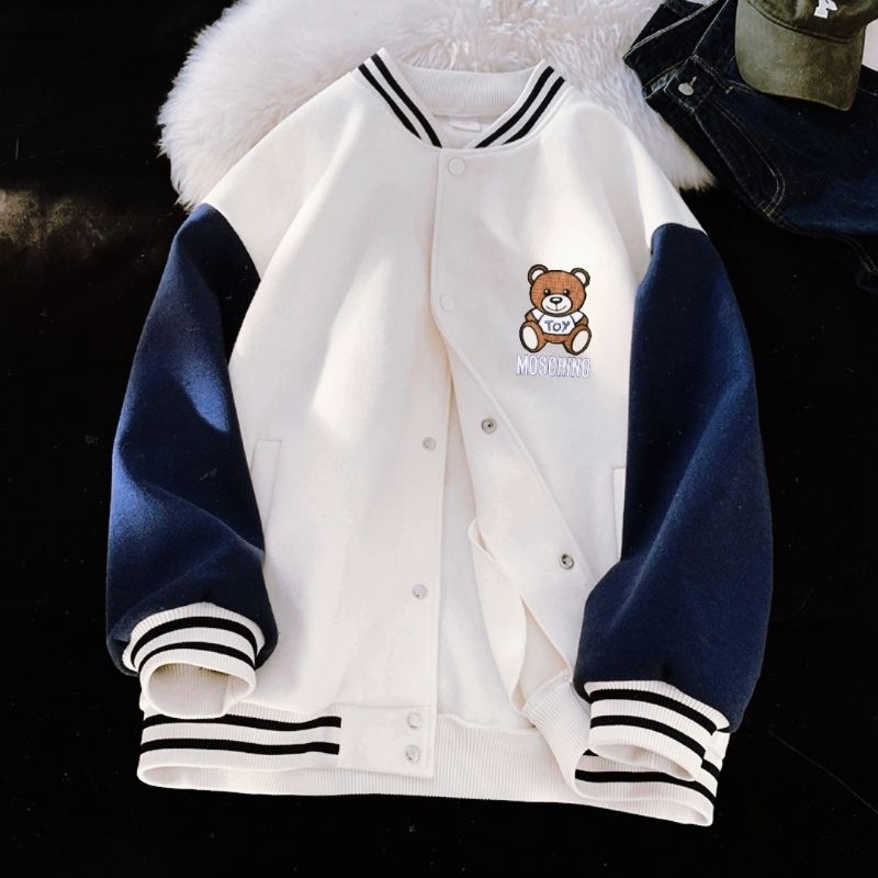 Jaket Varsity Baseball Big Size ( S - 6XL ) BEAR Kartun M0SCHINO TOY Jaket Bomber Kancing FLeece Unisex 6XL 5XL 4XL 3XL 2XL XL L M XXXL XXXXL Jacket Boy Girl Jumbo Mix Kombinasi 2 Warna Two Tone Street Style Urban Hip HOP Navy Hitam Putih Maroon