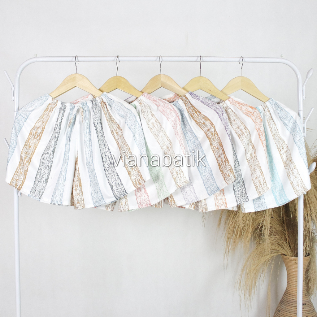 Hotpant Celana Pendek Santai Wanita Motif Salur Bahan Rayon