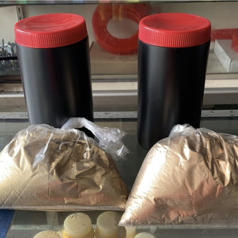 

Serbuk Metallic Premium Jerman 1 kg Emas Metalik Bubuk Mica Powder Germany Sablon Resin Recin Campuran Cat Tinta Slime DIY Warna Prakarya Kerajinan Craft Crafting Art Seni Kesenian Kertakes Perlengkapan Peralatan Rumah Home Stuff Sparkle Malang