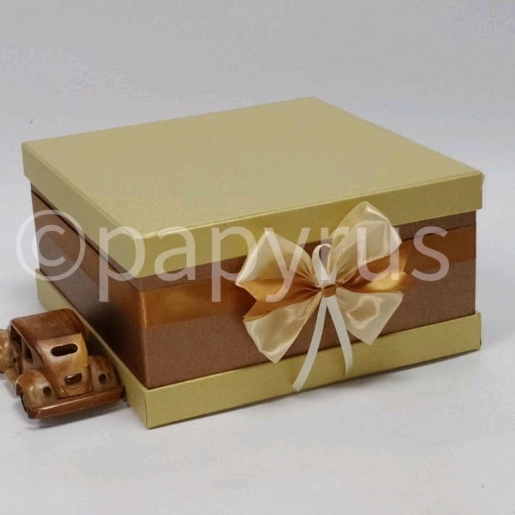 

PAPYRUS Sandwich 25x25 Tinggi 13cm Kotak Kado Gift Box