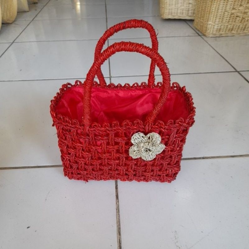 

hampers tas tali pandan panjang 28cm lebar 11cm tinggi 13cm merah