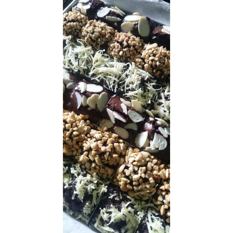 

Fudgy Brownies panggang sekat coklat enak berbagai macam topping ukuran 20 x 10 cm
