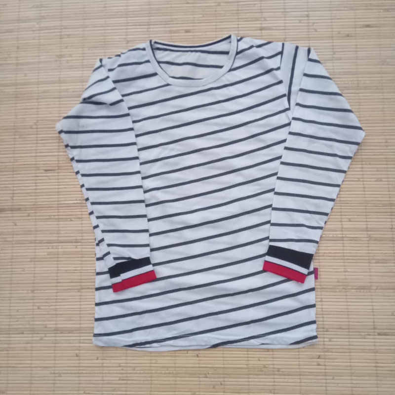 Baju kaos atasan lengan panjang anak perempuan preloved putih belang hitam usia 8 sampai 10 tahun