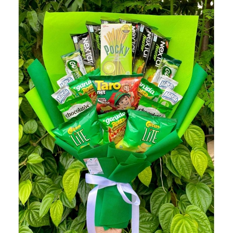 

BUKET SNACK SERBA HIJAU MATCHA PREMIUM / BUKET SNACK MEWAH / BUKET SNACK MENARIK / BUKET SNACK HADIAH WISUDA / HADIAH SIDANG / WEDDING / ANNIVERSARY / HADIAH PACAR / JAJANAN / BINGKISAN / SIDANG SKRIPSI /