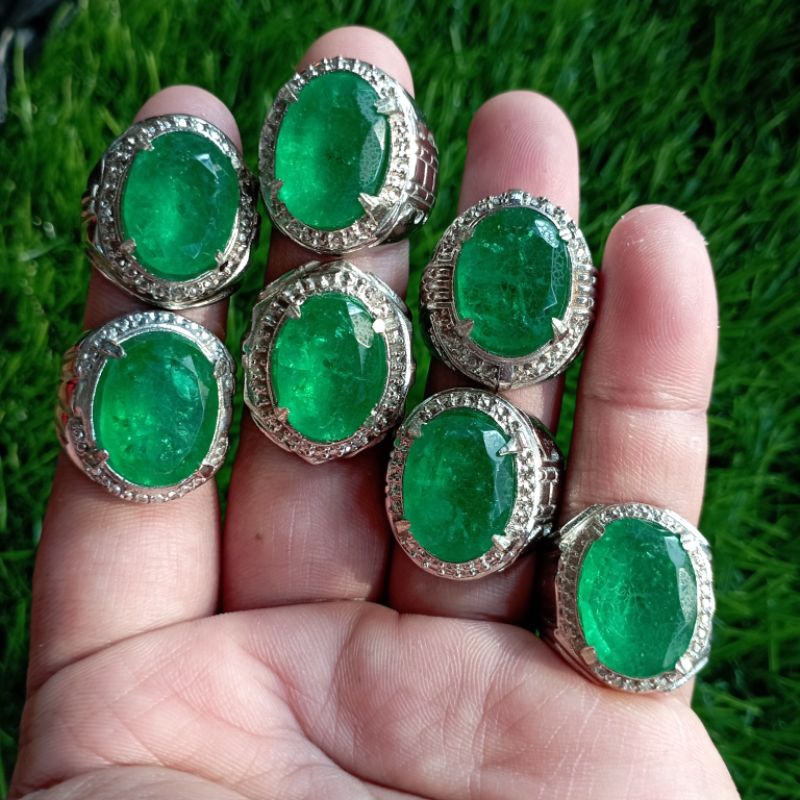 Cincin batu permata Jamrud Rusia chatam (tidak natural)