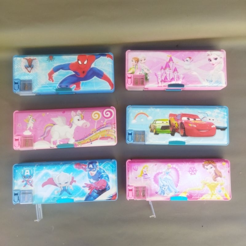 

KOTAK PENSIL / TEMPAT PENSIL RAUTAN MAGNET DUA SISI MOTIF KARTUN CEWEK COWOK UKURAN SEDANG / BESAR PENCIL CASE KARAKTER ANAK LAKI LAKI PEREMPUAN