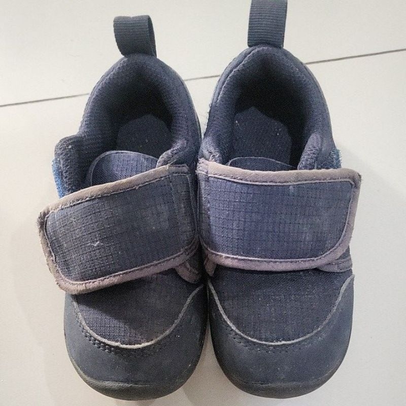Sepatu anak veli di decathlon