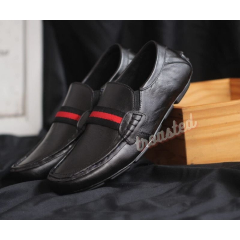 sepatu slip on kulit pria warna hitam