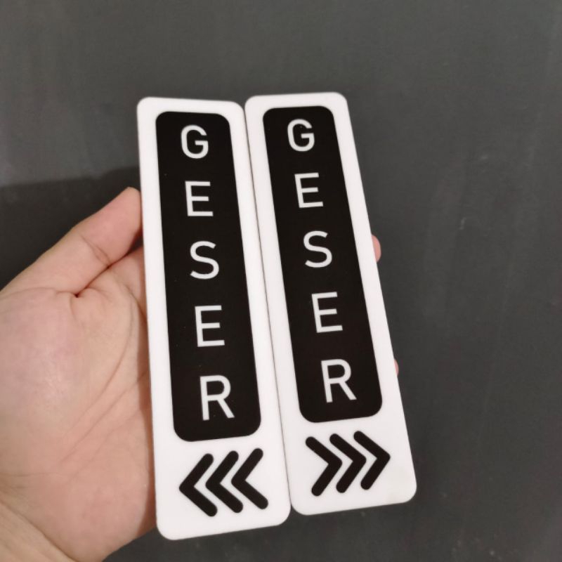 Tulisan Geser Pintu Akrilik – Tanda Sliding Door untuk Kantor & Toko