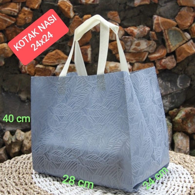 

Tas Goodie Bag Spundbond Tas Berkat Hajatan Kotak Nasi Dus 24x24 Tekstur 40x28x24