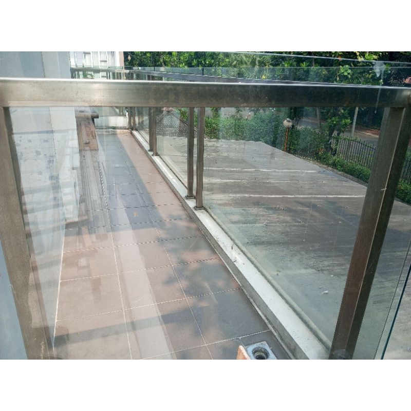Railing pagar balkon rangka stainles kaca tempered
