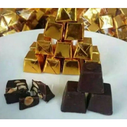 

coklat silverqueen piramid berat 500gram cokelat delfi mix milk isi kacang mede