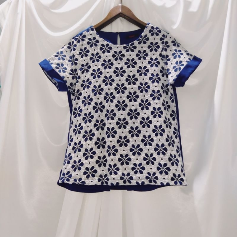 [PRELOVED] Navy Blouse White Brukat Flower