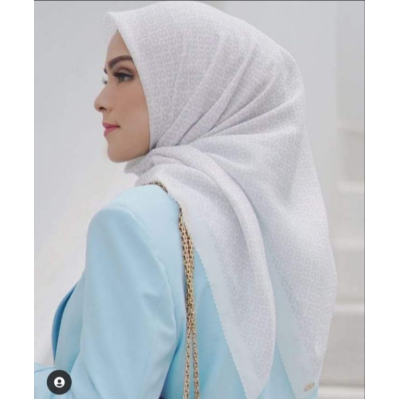 Tapis square vanilla buttonscarves