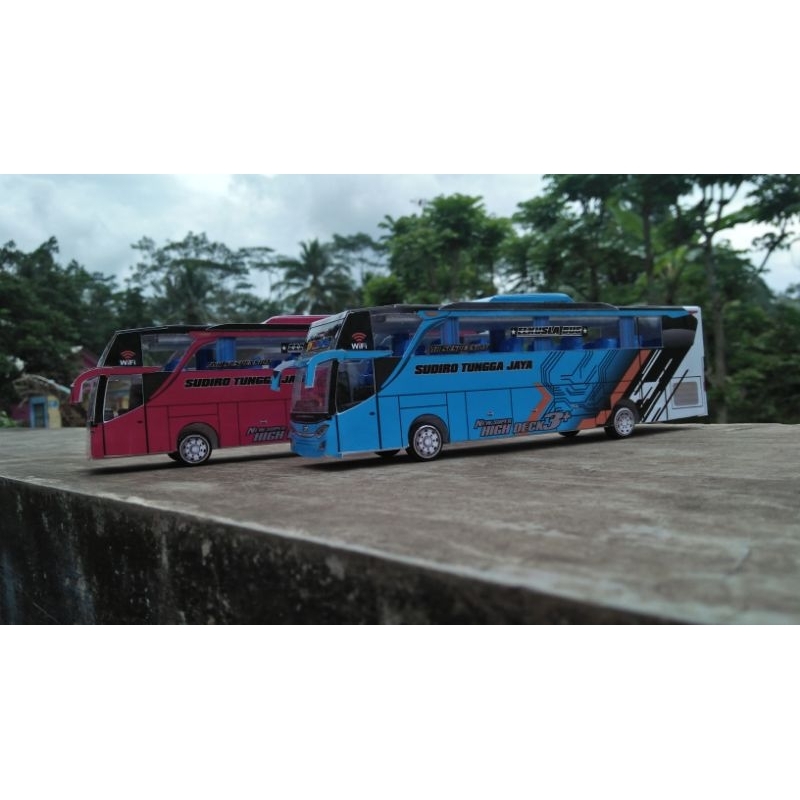 miniatur bis Sudiro Tungga jaya