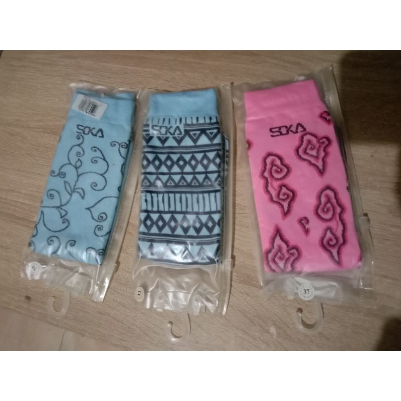 Kaos Kaki Soka motif