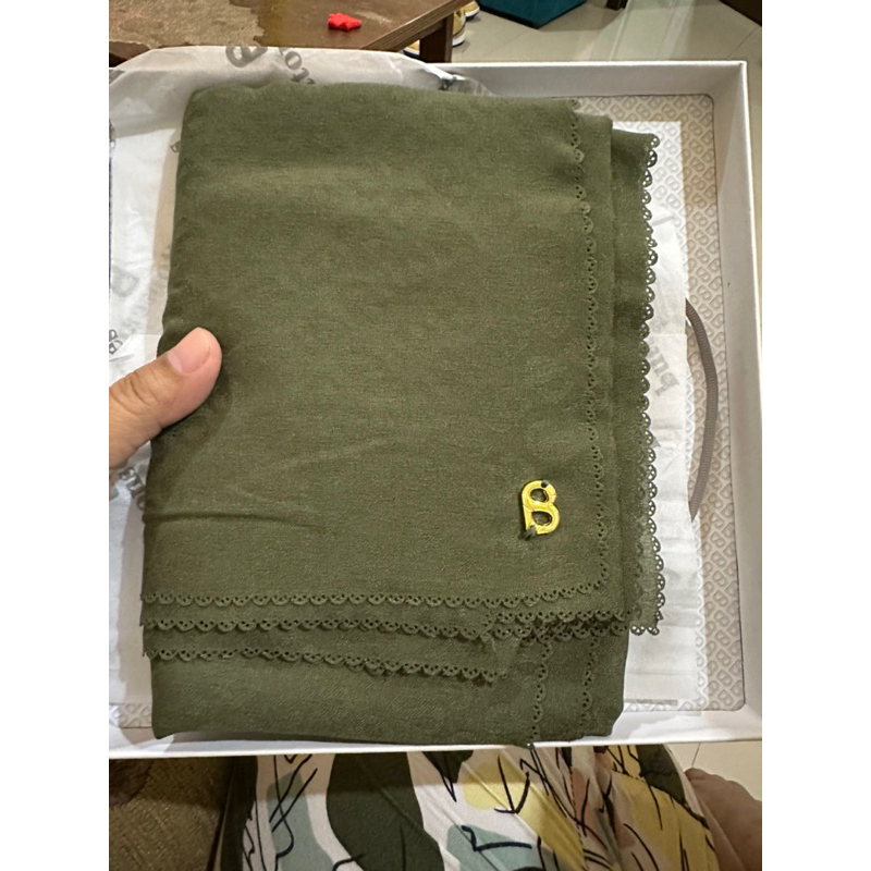 BOOKED Preloved Buttonscarves Tapis Embossed Kale