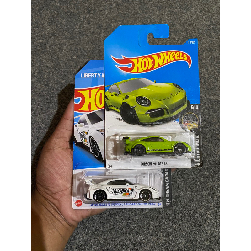 hot wheels paket porsche 911 hijau dan nissan 35 gtr lbwk