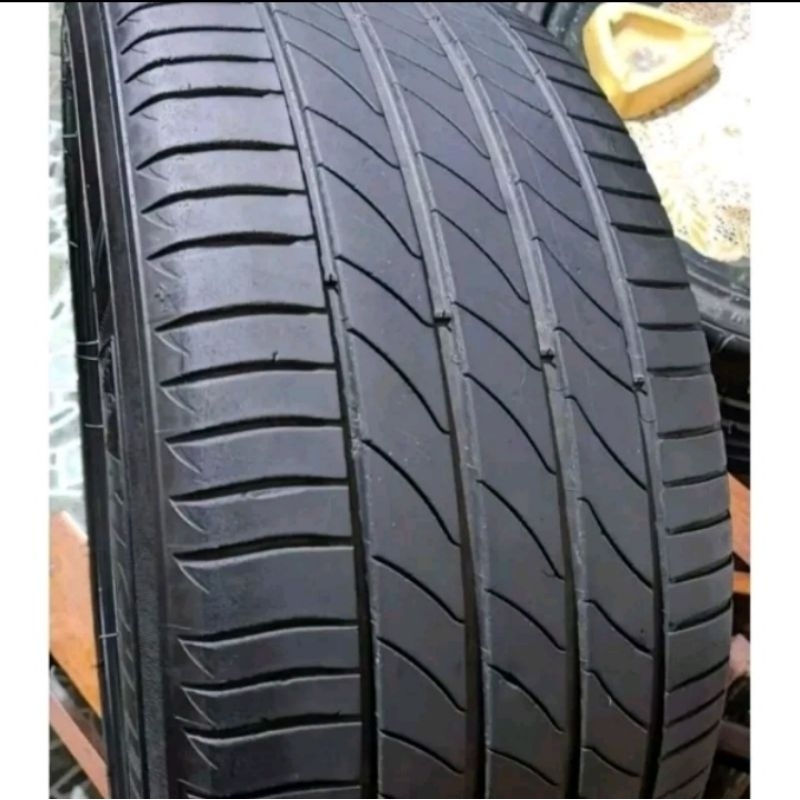 Ban Mobil Ring 17 Ukuran 225/50 R17 Merek Michelin Second Tubless