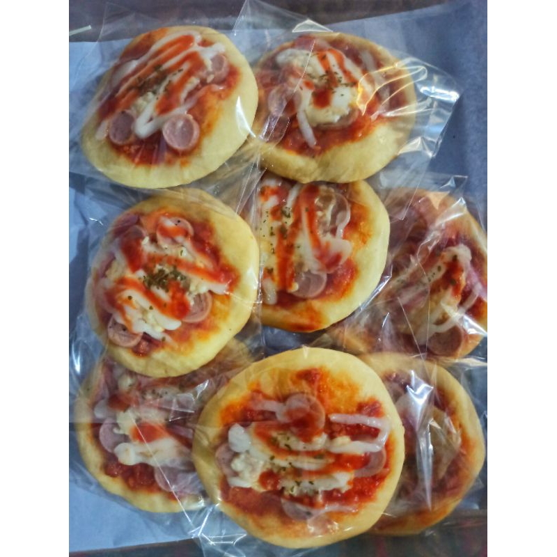 Pizza Mini, diameter 10cm. topping saos bolognese, sosis, saus keju, mayonaise, saos tomat, parsley 