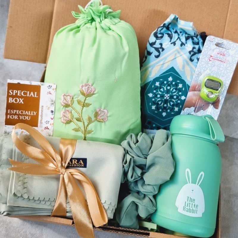 

Kado Cewek Hampers Mukena / Hadiah Hijab Sajadah